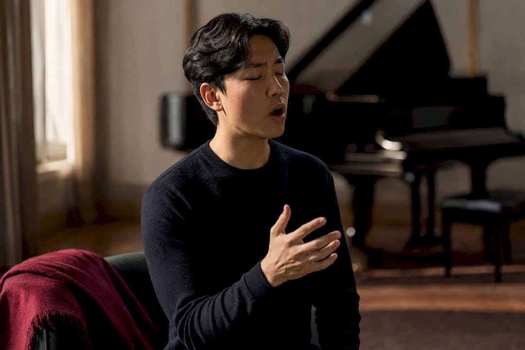 Pianist singing a melody during memory practice