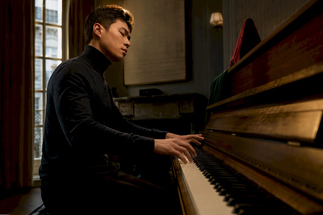 Pianist mentally rehearsing a memorised passage