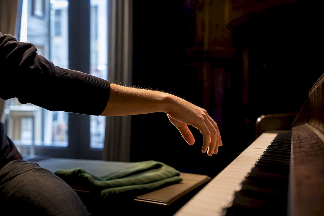 Pianist releasing arm tension between phrases