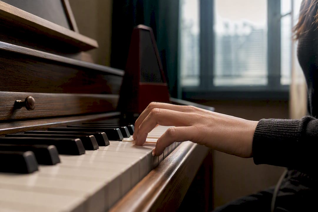 Relaxed wrist practising piano staccato