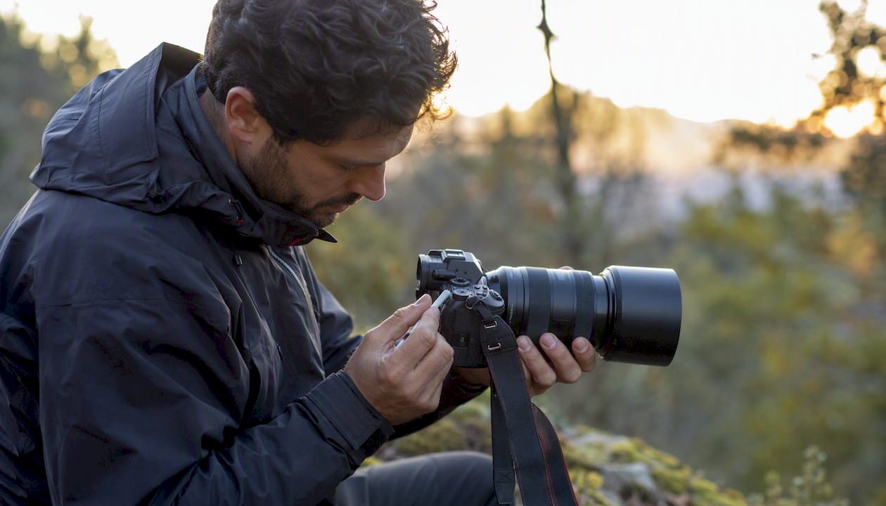 Un fotógrafo pone a punto su cámara para participar en un concurso de fotografía de naturaleza.