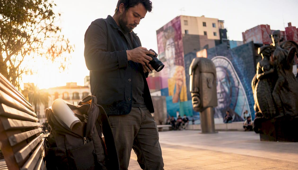 Un fotógrafo callejero prepara su cámara en pleno centro de la ciudad.