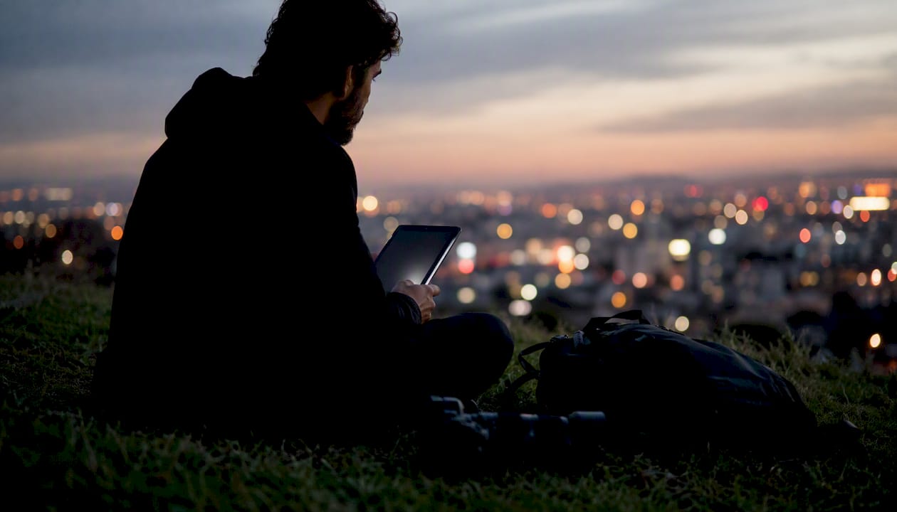 Fotógrafo revisando imágenes en una tablet al aire libre