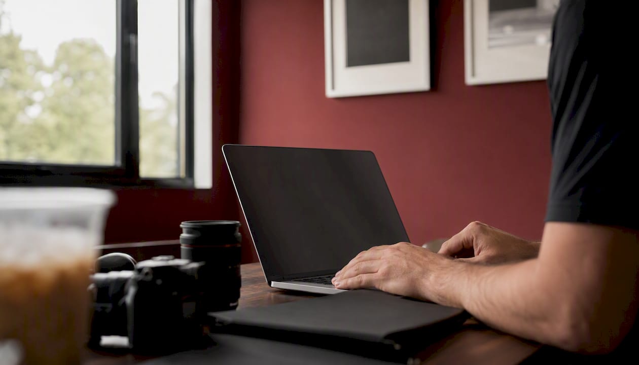 Fotógrafo organizando su portafolio y preparando candidaturas para concursos desde su espacio de trabajo