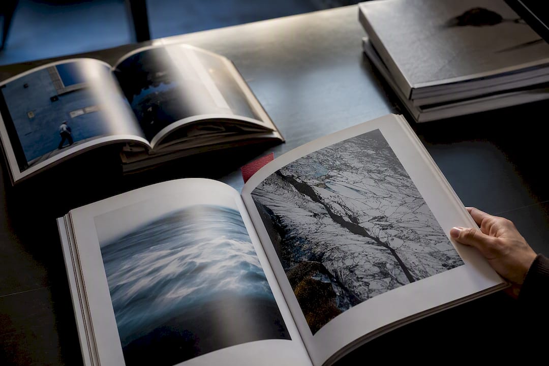 Revistas abiertas con fotos de concursos