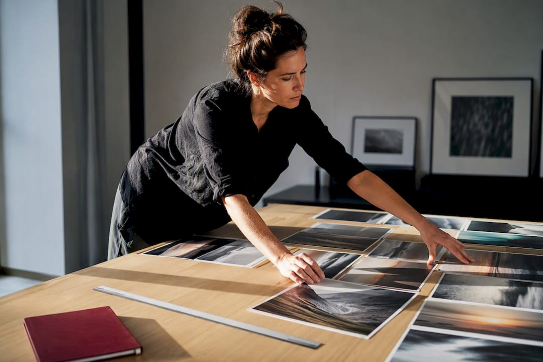 Fotógrafa organizando las copias para su portafolio