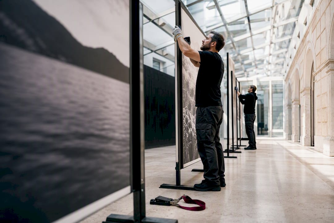 Instalación de paneles fotográficos en un centro cultural