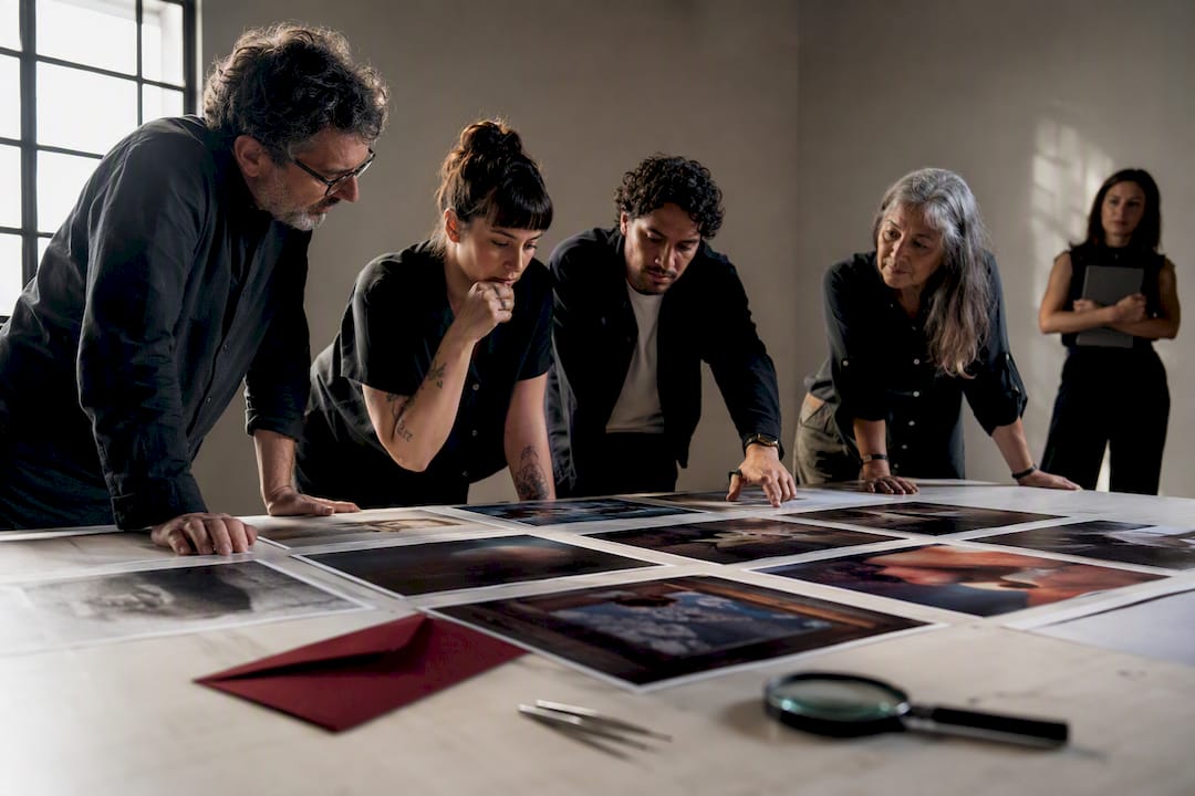 Jurado latinoamericano revisando fotografías