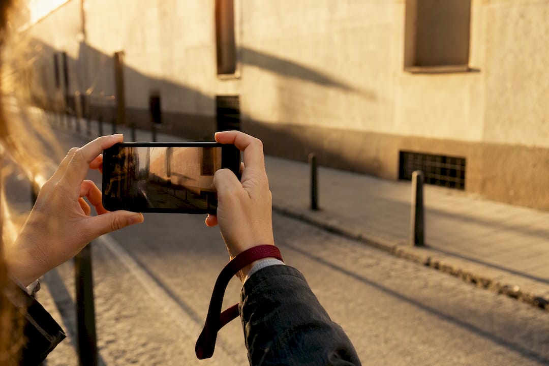 Fotógrafa capturando una escena urbana con su móvil