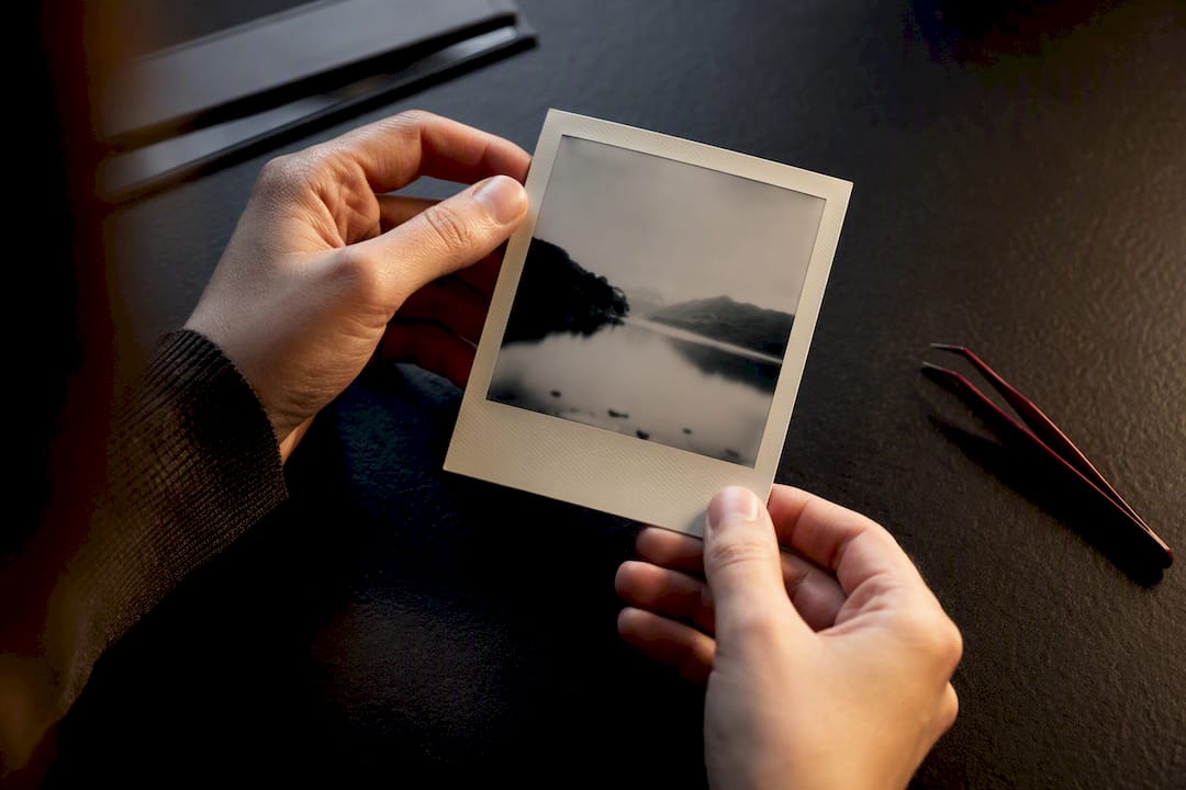 Foto instantánea recién revelada en las manos