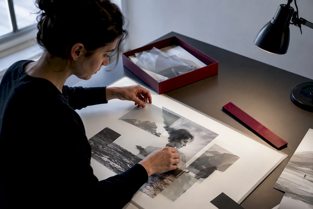 Artista creando una fotomanipulación por capas