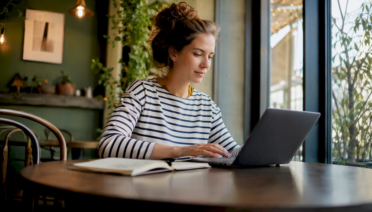 Als Reisebloggerin arbeitet sie von zu Hause aus an ihrem eigenen Online-Shop.