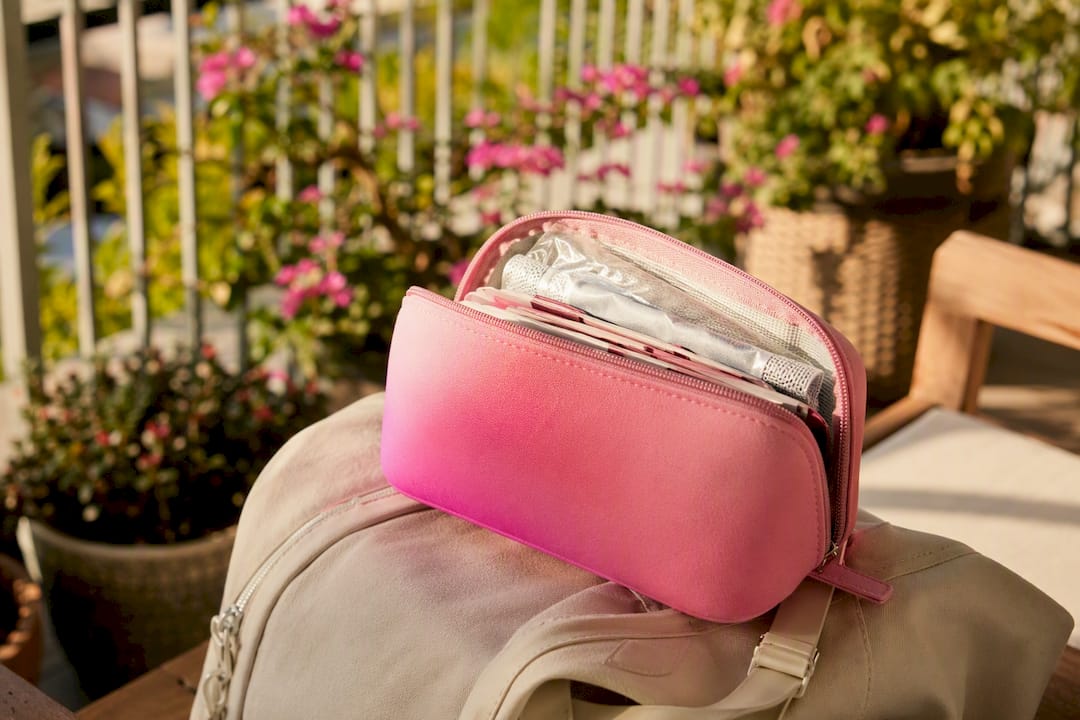 Insulated pouch holding temperature-sensitive supplements