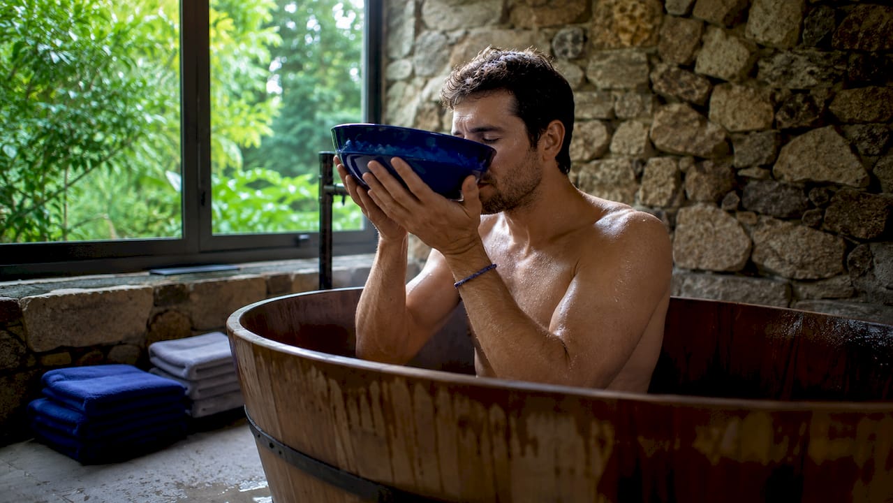 Um sich zu beruhigen, greift der Mann zu kaltem Wasser.