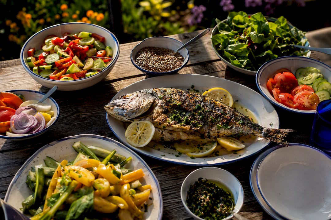 Gesunde Mahlzeit mit Gemüse und Omega-3-reichen Lebensmitteln