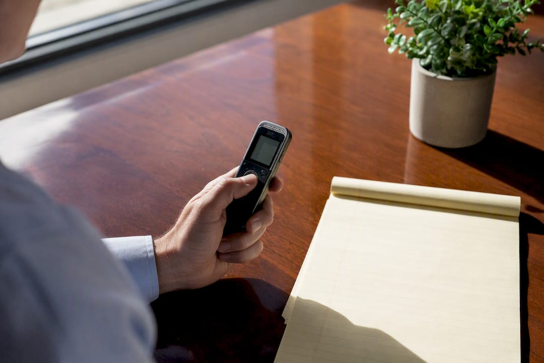 Hand operating digital voice recorder