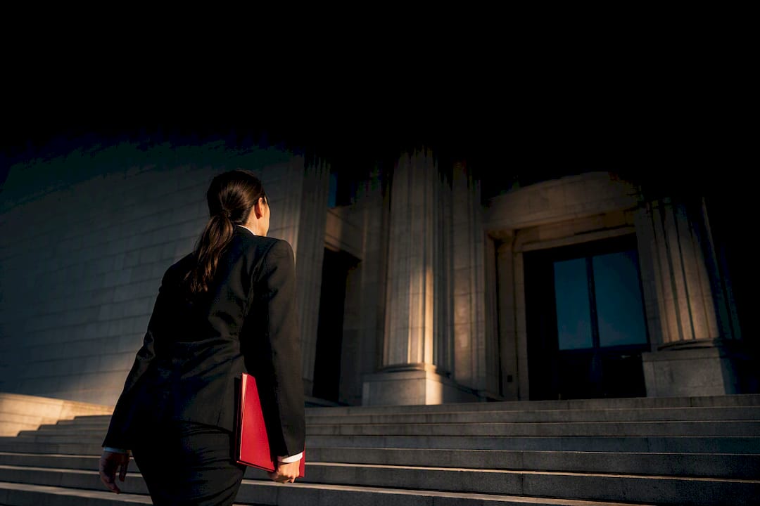 Legal professional approaching federal courthouse