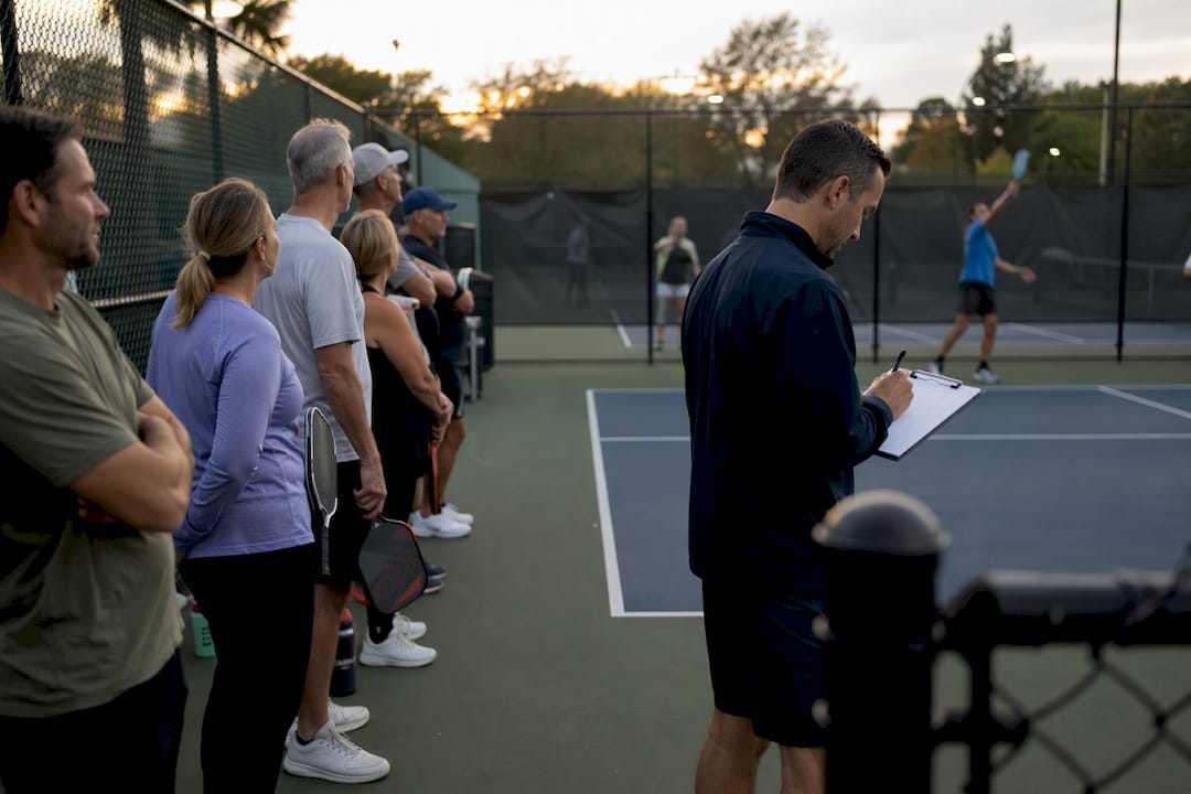 League manager counting players near pickleball court