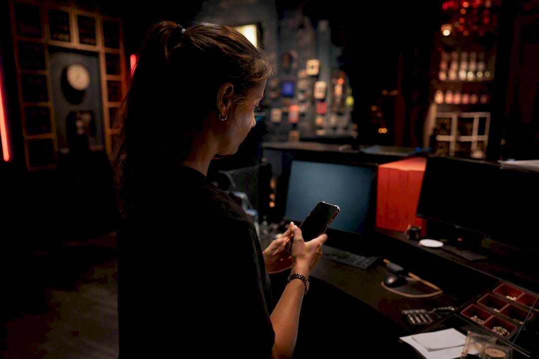 Hand updating availability on smartphone