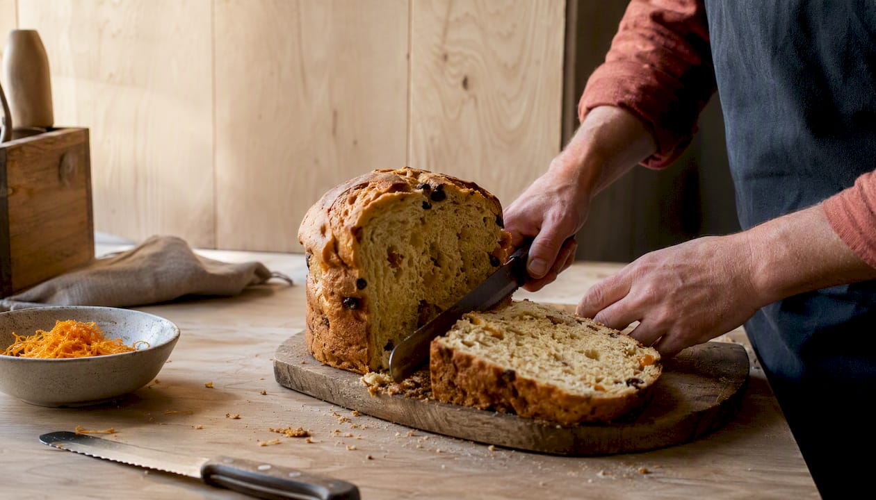 Dans la cuisine, on découpe de généreuses tranches de panettone bien moelleux.