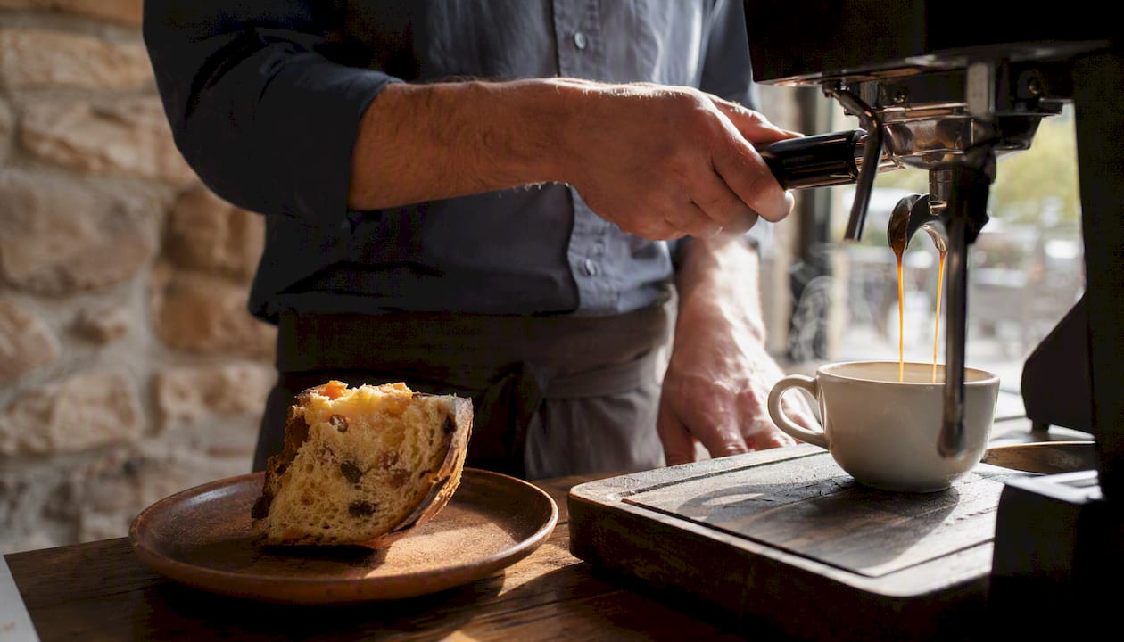Un espresso bien chaud accompagné d'une tranche de panettone légèrement beurrée.