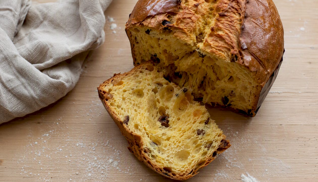Panettone tranché révélant la mie aérée et dorée