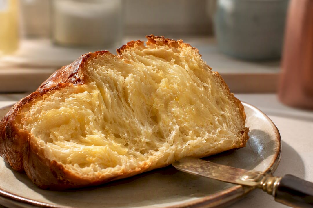 Zoom sur la mie aérienne et filante de la brioche