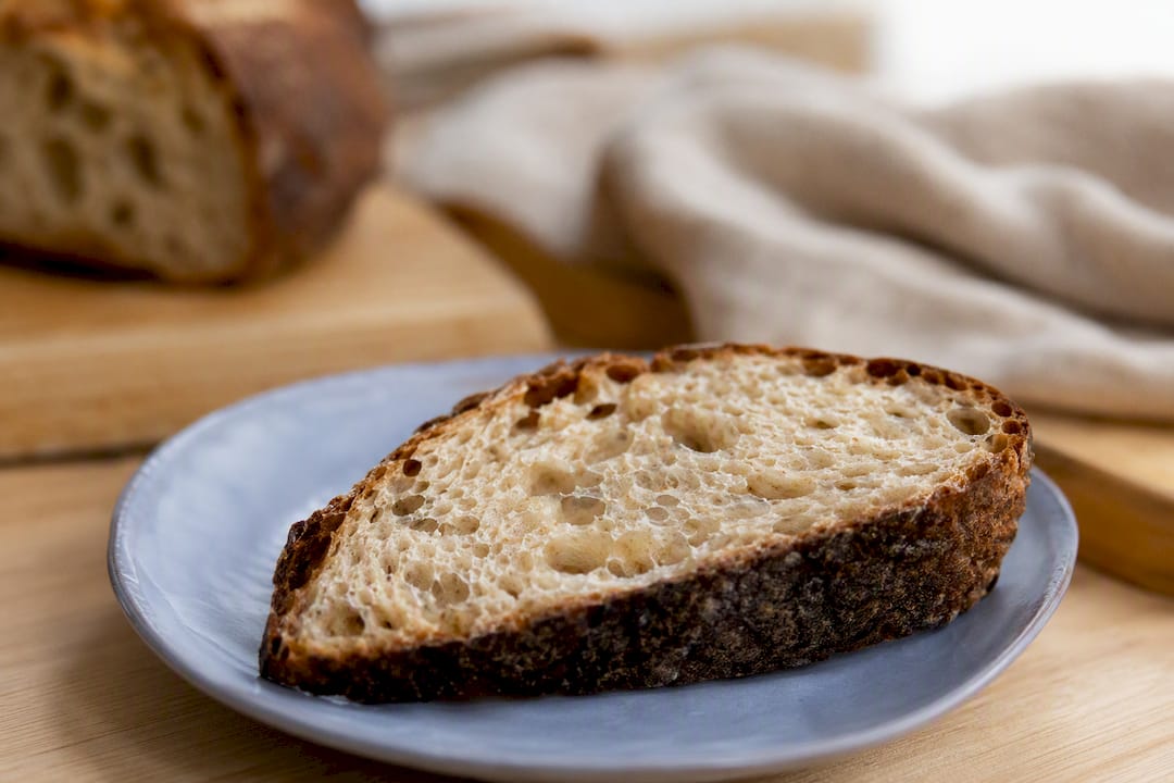 Gros plan sur la mie alvéolée du pain au levain