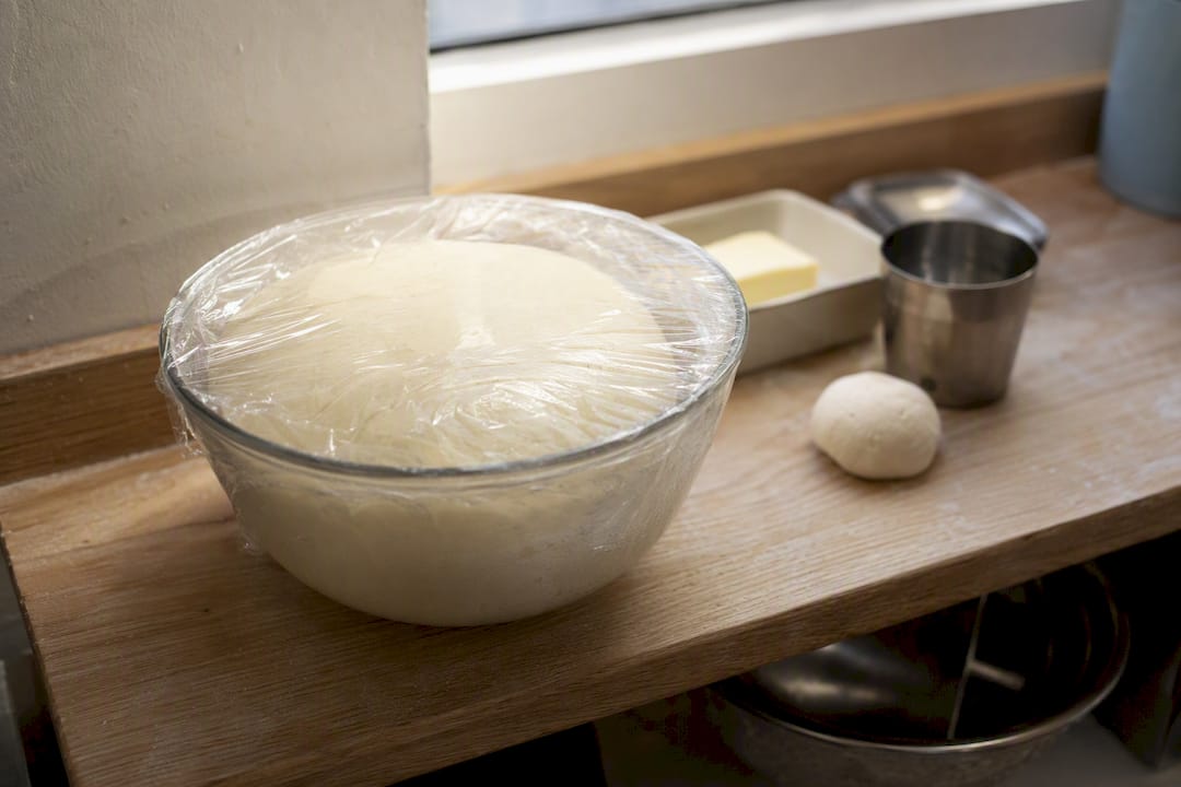 La pâte à brioche repose tranquillement au frais, dans son saladier.
