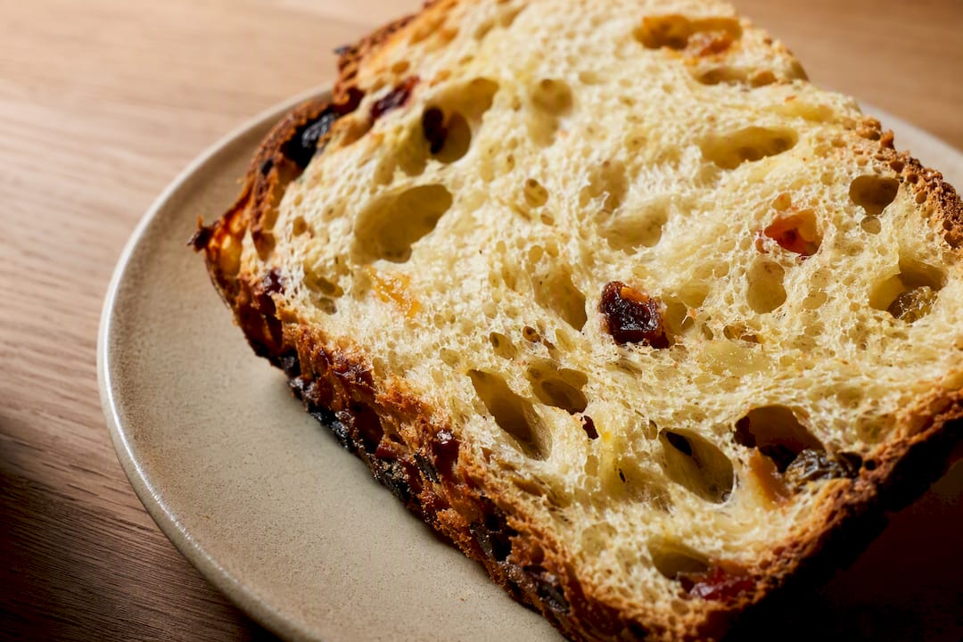 Gros plan sur la mie grillée du panettone