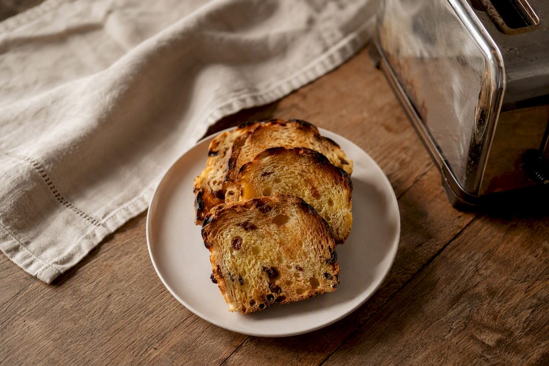 Tranches de panettone grillées, disposées verticalement dans une assiette