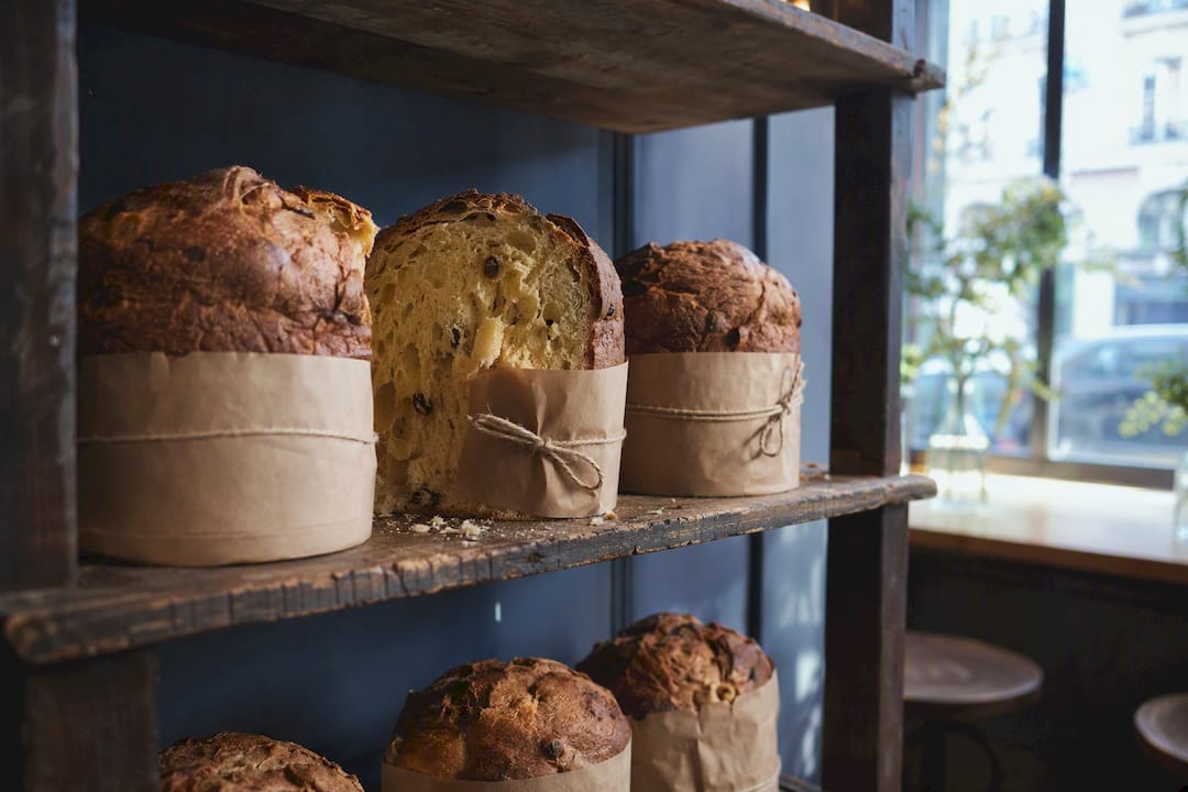 Panettone artisanal sur l'étagère d'un café