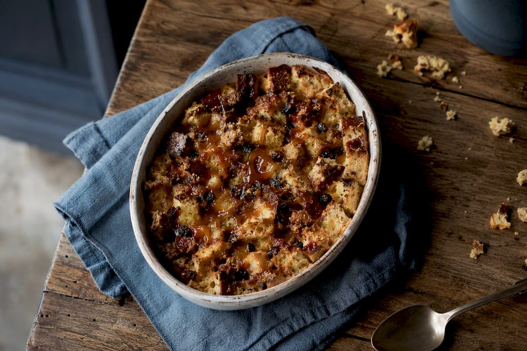 Pudding de panettone dans un bol en céramique