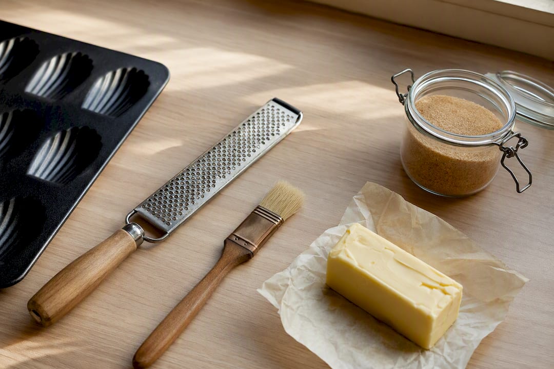 Outils artisanaux pour la cuisson de madeleines naturelles