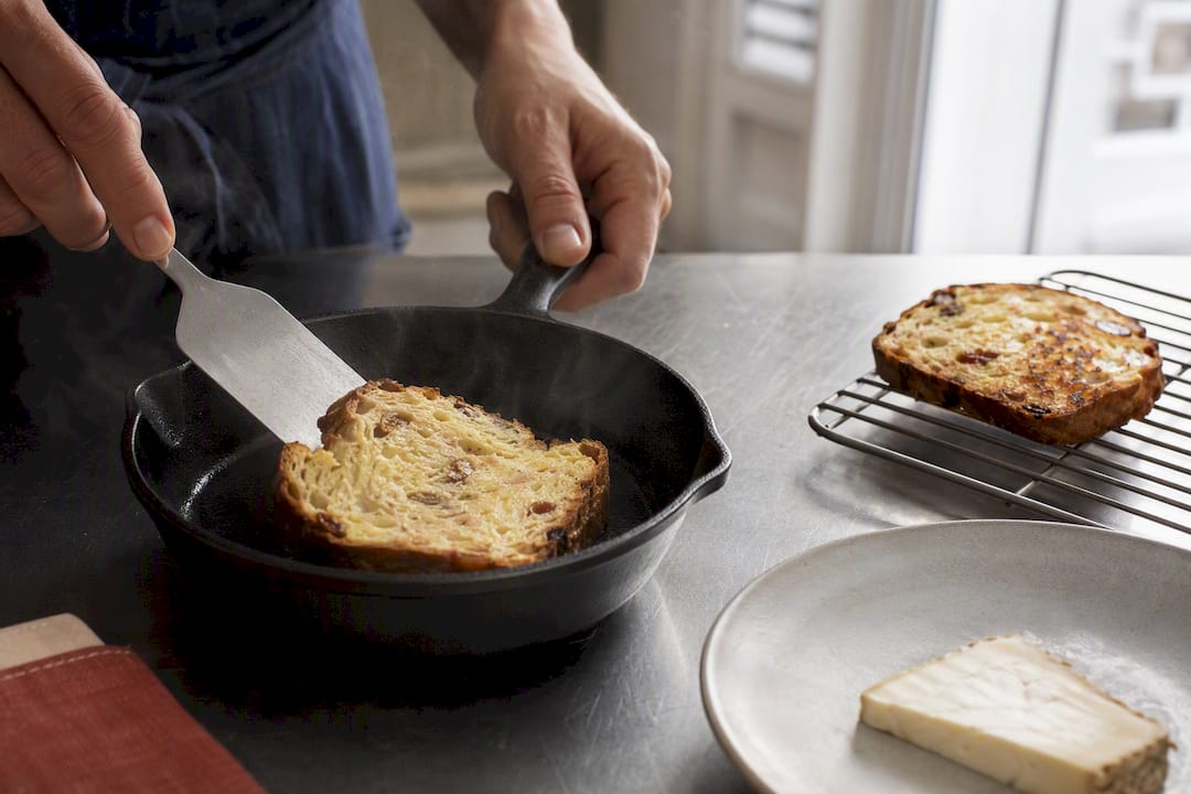 Tranche de panettone toastée pour l'apéritif