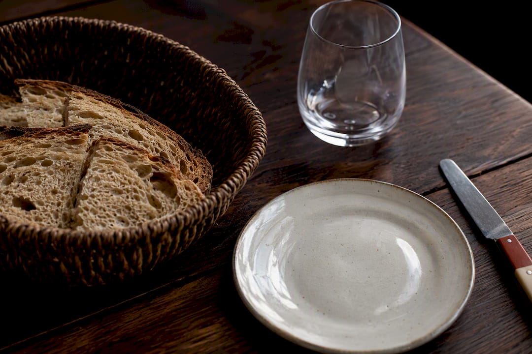 Un pain au levain proposé au comptoir d'un bar