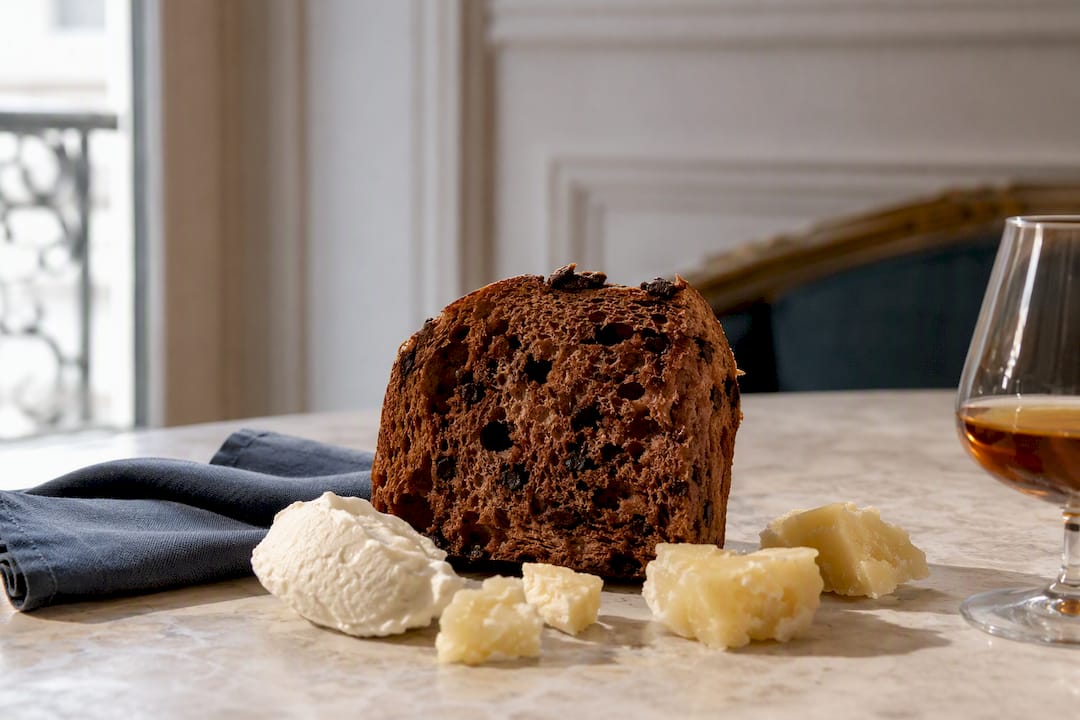 Panettone au chocolat servi avec des fromages italiens