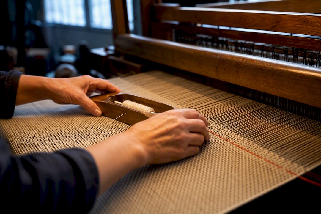 Warp and weft crossing on a loom