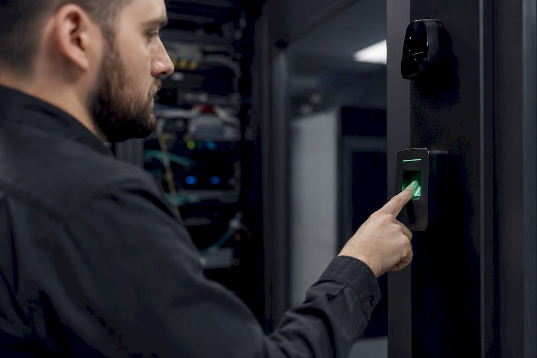 Hand bedient biometrischen Scanner im Sicherheitszentrum