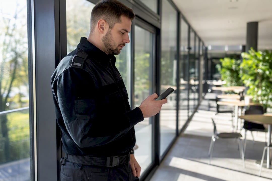 Sicherheitsmitarbeiter aktualisiert Verfügbarkeit am Handy