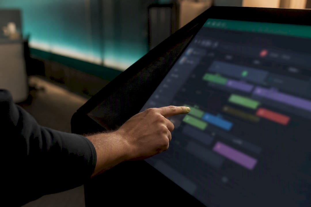 Hand ordnet Schichten auf einem dunklen Touchscreen an