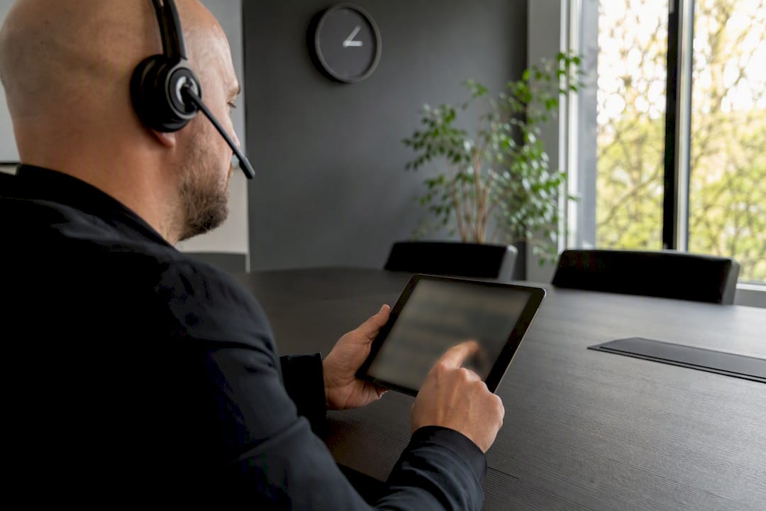 Disponent verwaltet Schichteinteilungen auf dem Tablet