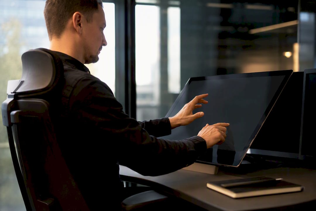 Die Hände eines Disponenten verschieben Schichtkarten auf einem Touchscreen