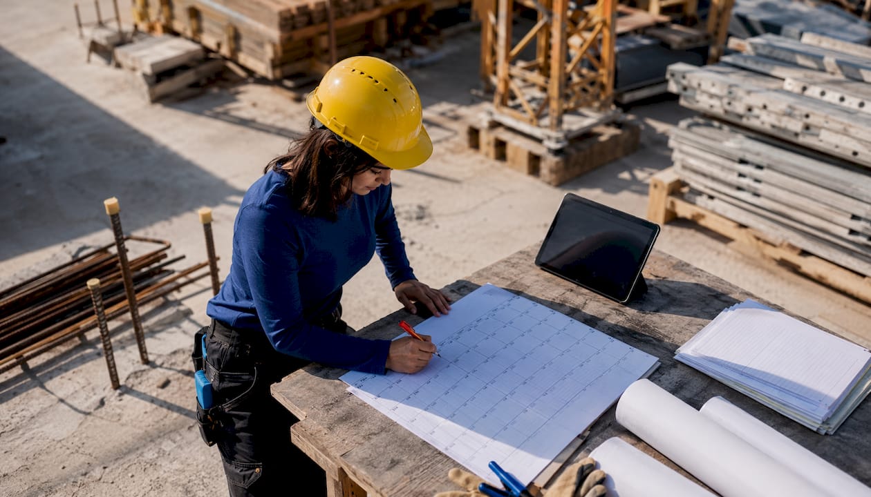 Il responsabile del cantiere aggiorna il programma dei lavori per garantire il rispetto delle scadenze.