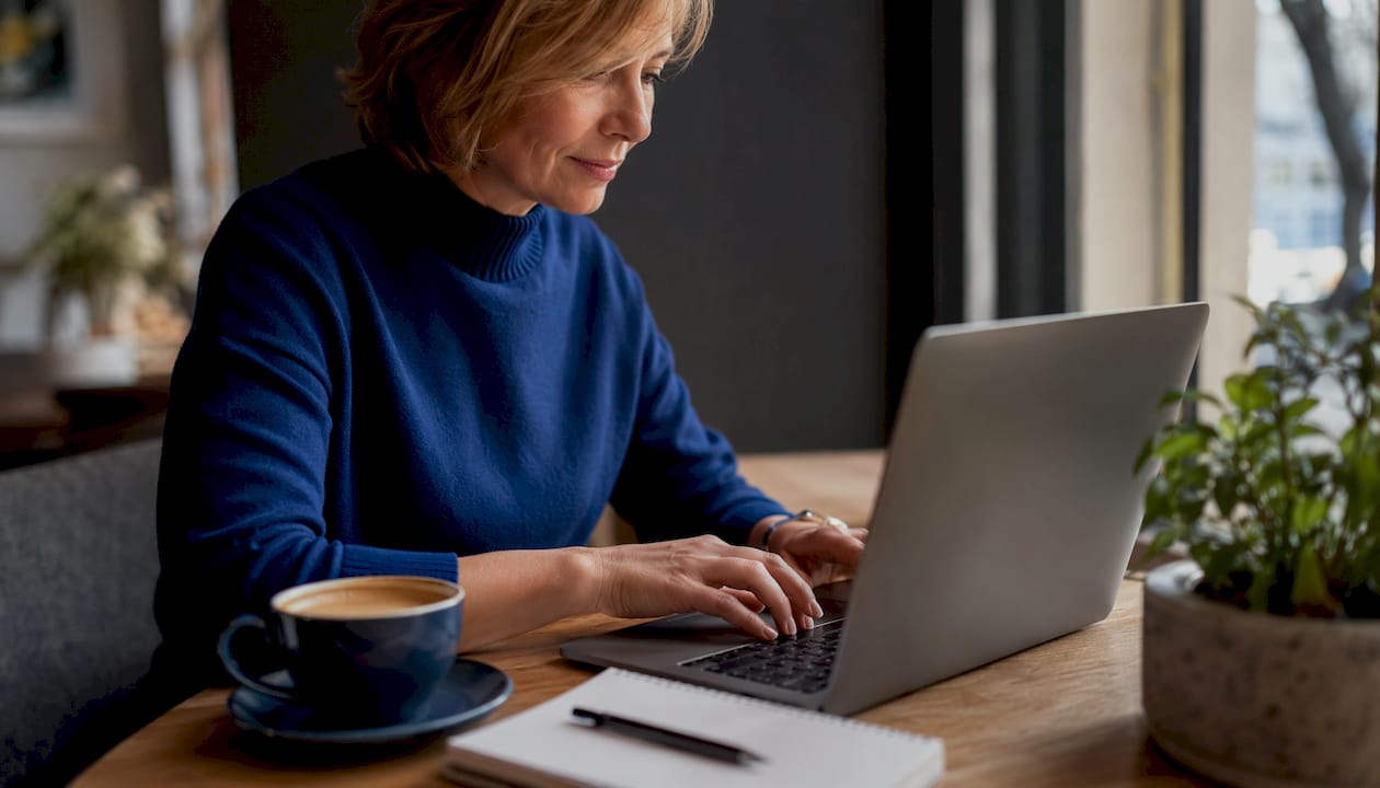 Gestione resi ecommerce: soluzioni leader in Italia 2026 3 Mani di donna che digitano al computer mentre consultano dei documenti