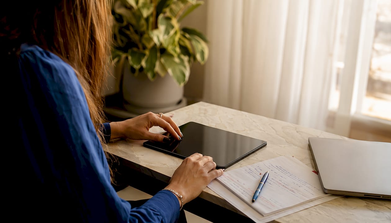 Le migliori alternative a Salesforce per le PMI italiane 2026 4 Dettaglio di mani che utilizzano un tablet con appunti su un CRM open source