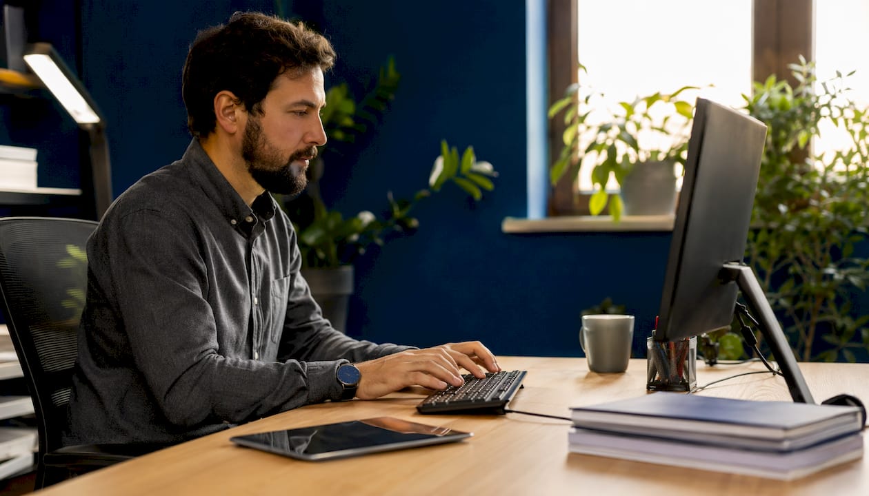 Le migliori alternative a Salesforce per le PMI italiane 2026 3 Un tecnico specializzato si occupa della gestione e dello sviluppo del CRM italiano vtenext.