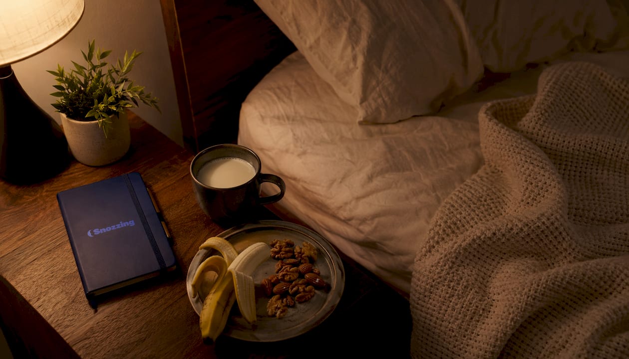 En la mesilla de noche, un tentempié de plátano y frutos secos para antes de dormir.