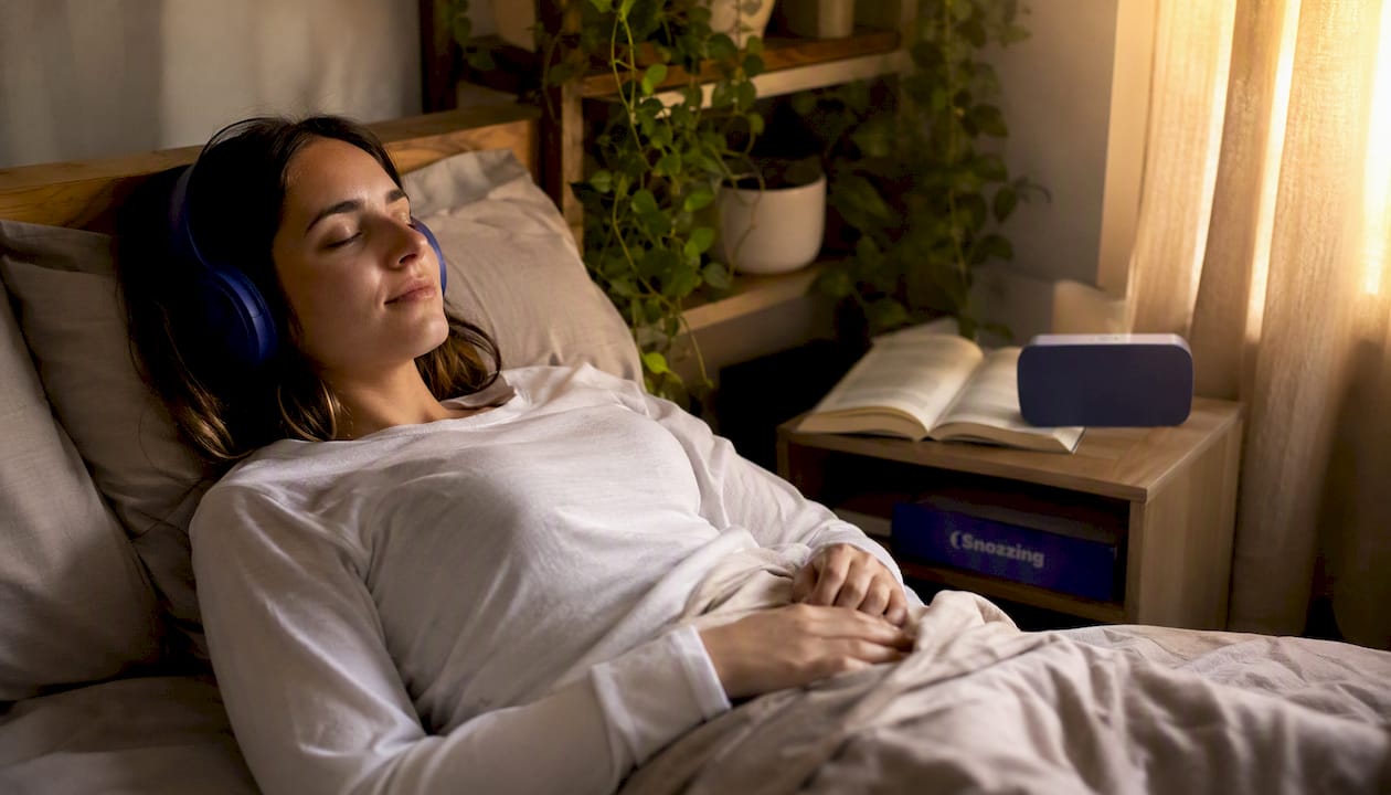 Mujer disfrutando de sonidos de la naturaleza con auriculares puestos