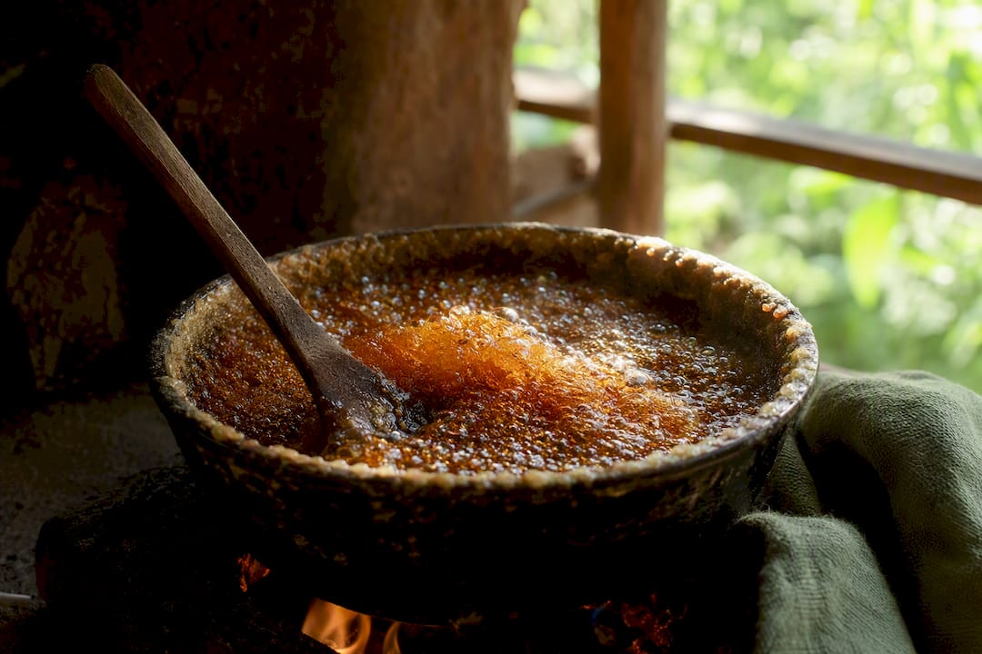 Foaming and crystallizing panela caramel syrup in pot